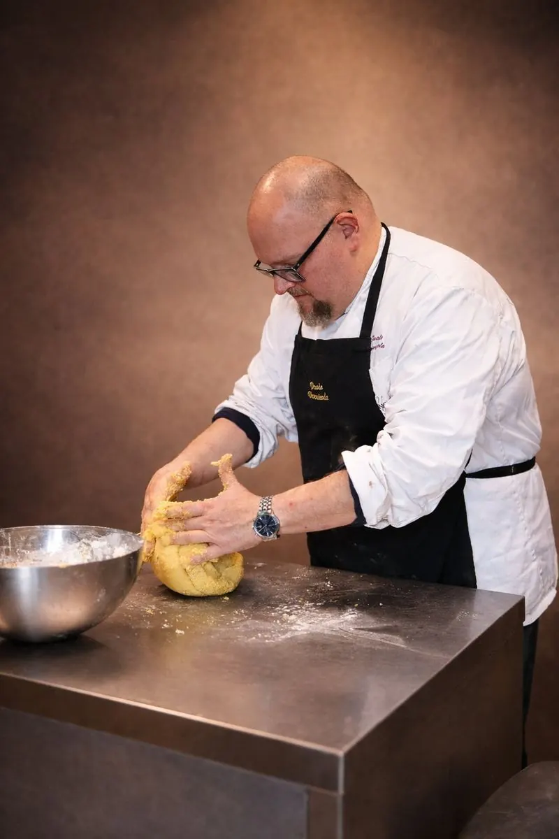 Lo Chef Paolo Vannicola al lavoro in cucina