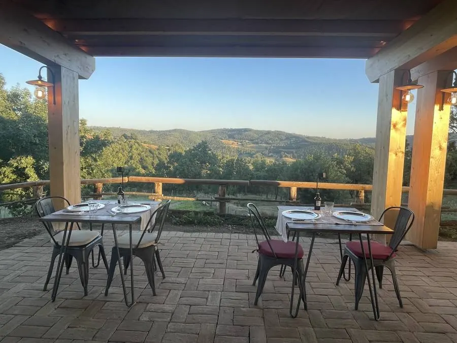 La terrazza del ristorante aperta sulle colline